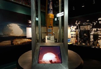 One of the exhibition halls at the recently inaugurated Atomic Testing Museum in Las Vegas contains visuals and information on the history of atomic testing both in the Pacific and the Nevada desert that took place 100 kilometers from the Las Vegas Strip between 1951 and 1962. The 925 announced nuclear tests at the Nevada […]