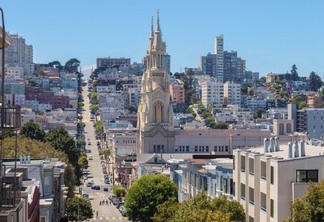 PJR72P View of North Beach District with the St. Peter and Paul Church from the Telegraphy Hill, San Francisco, California, United States