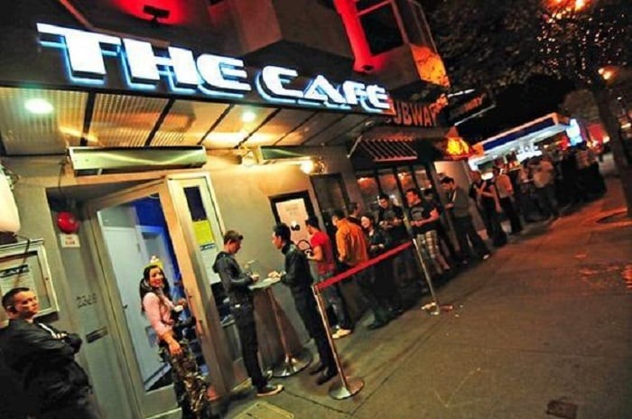 Balada The Café no bairro Castro em San Francisco