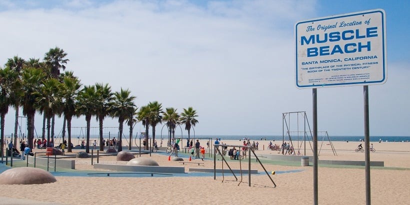 Atividades físicas na praia Muscle Beach em Santa Mônica