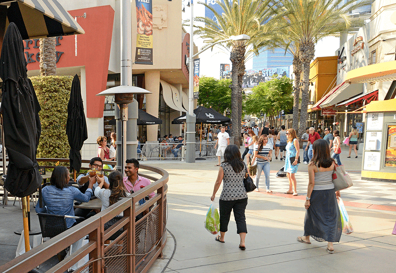 Turistas fazendo compras em outlet da Califórnia