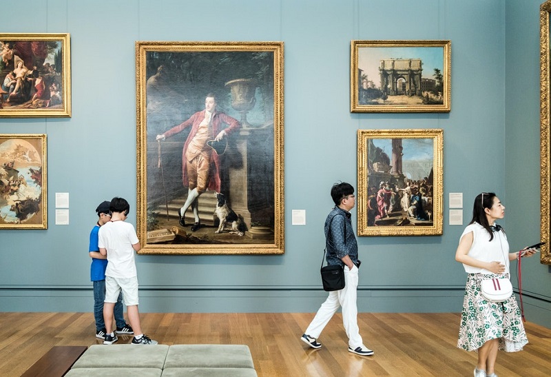 Turistas contemplando obras do Getty Center Museum