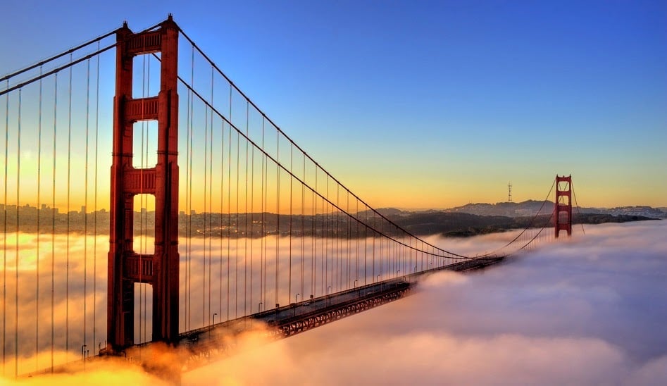 Dirigir ao longo da Ponte Golden Gate em San Francisco