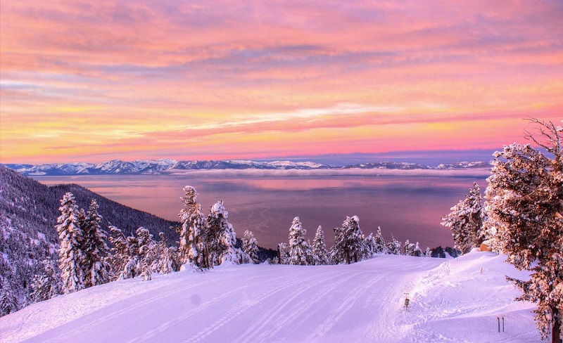 Lake Tahoe com neve e nascer do sol