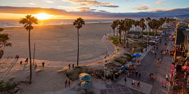 Pôr do sol em praia de Los Angeles