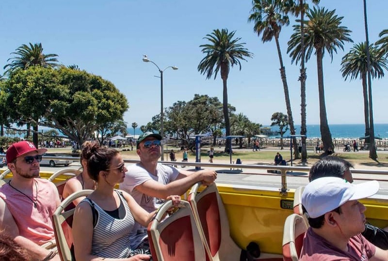 Turistas curtindo passeio de Hop On Hop off em Los Angeles