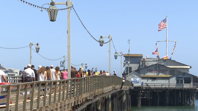 Turistas no Pier Stearns Wharf em Santa Bárbara
