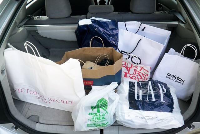 Carro cheio de sacolas de compras
