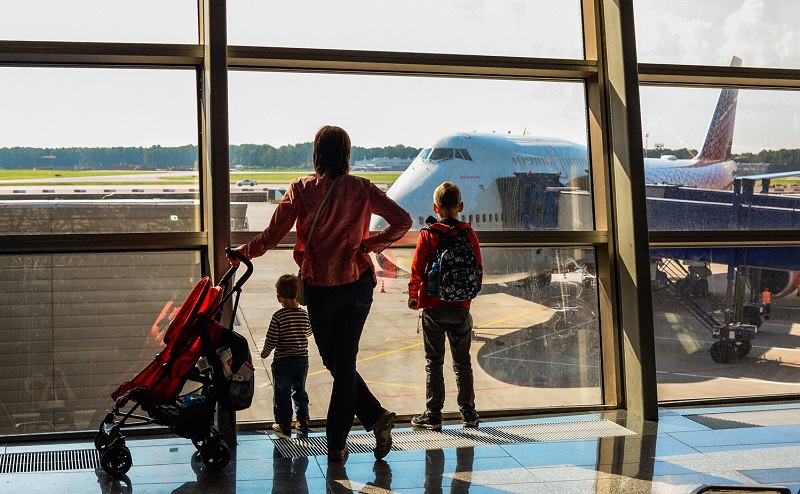 Mãe e filhos em aeroporto