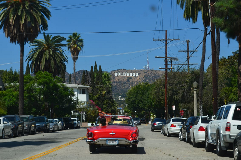 Carros em rua de Los Angeles