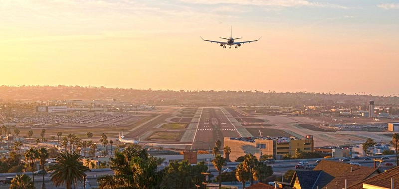 Avião pousando em aeroporto da Califórnia