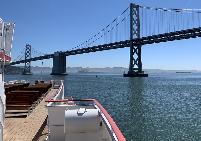 Cruzeiro passando por baixo da ponte em San Francisco