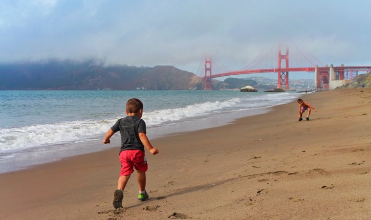 Criança em praia de San Francisco
