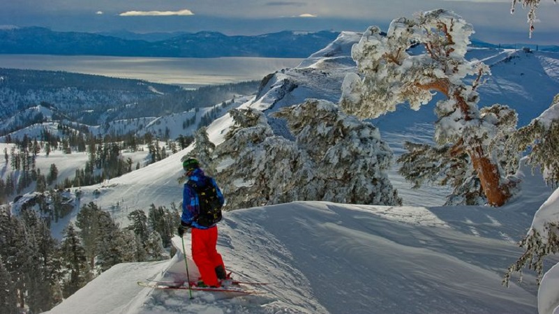 Turista na estação de esqui Squaw Valley Ski Resort na Califórnia