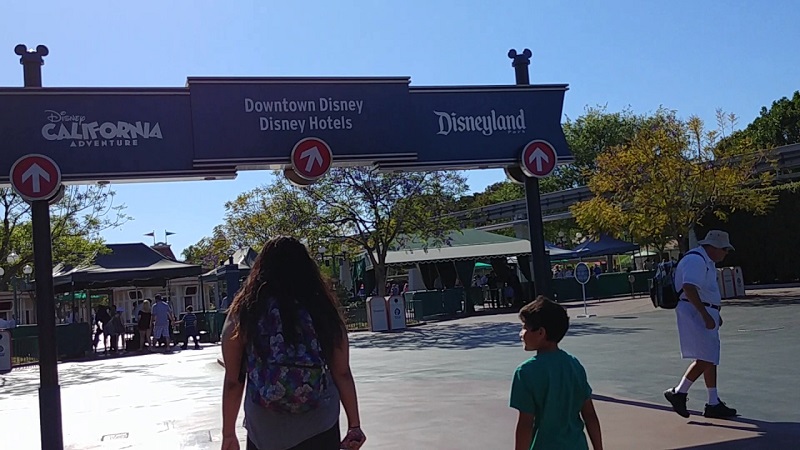 Turistas entrando no Parque da Disney em Anaheim