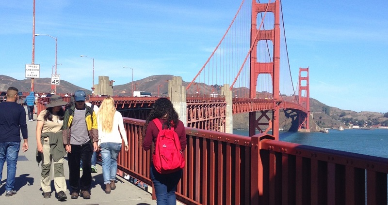 Turistas caminhando na Ponte Golden Gate